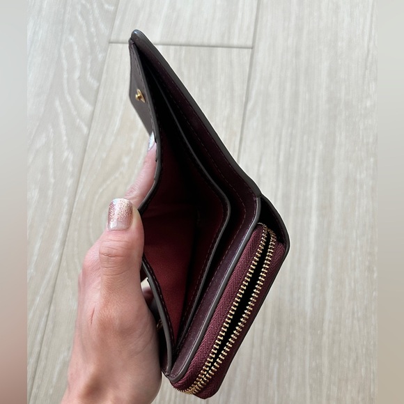 Tory Burch T Monogram Burgundy Embossed Patent Leather Bi Fold Wallet - Picture 6 of 9